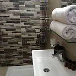 Roza's And بينيتسيس