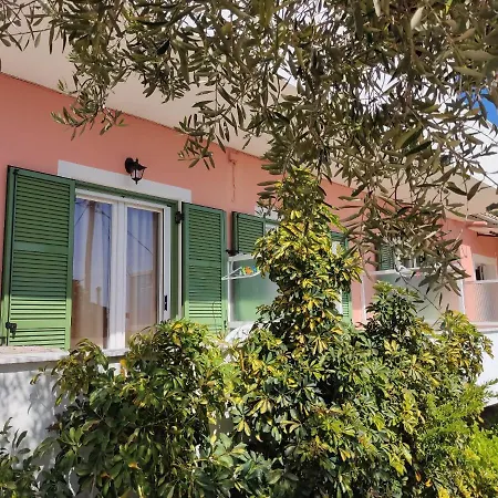 Apartment Roza's And