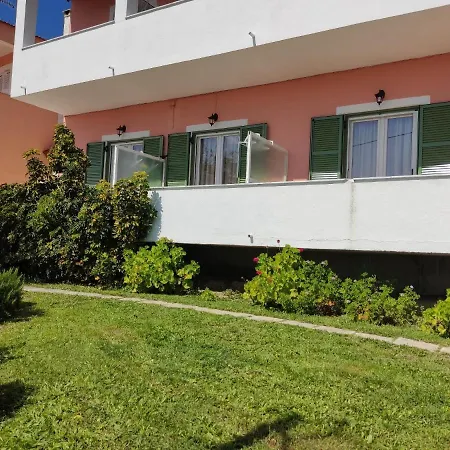 Apartment Roza's And