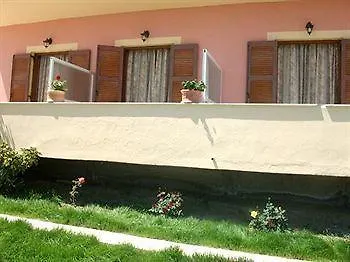 Apartment Roza's And