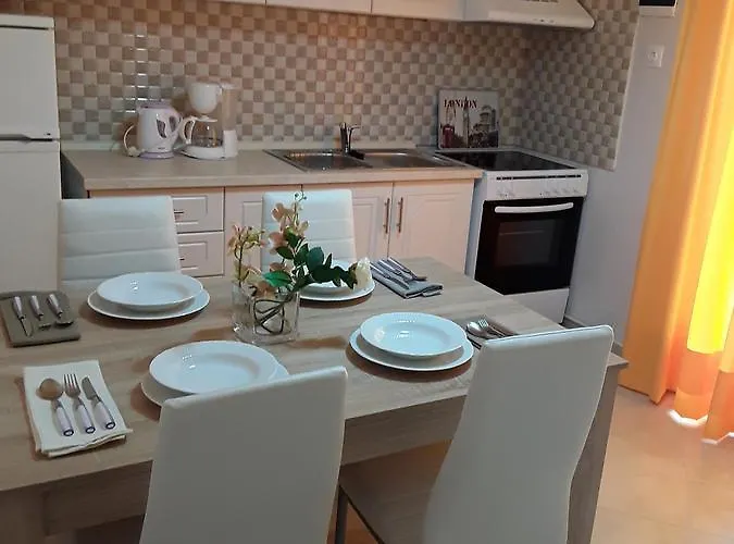 Roza's And דירה בניטסס