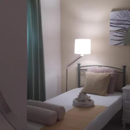 Roza's And Apartamento Benitses (Corfu)