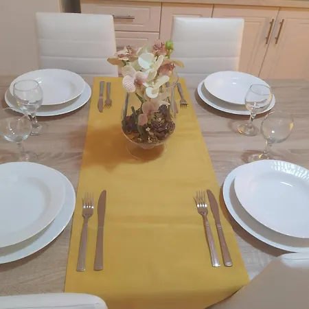 Roza's And בניטסס