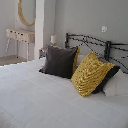 Roza's And Apartamento Benitses (Corfu)