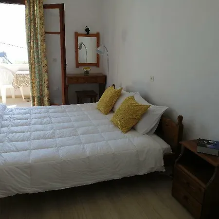 Roza's And Apartamento Benitses (Corfu)